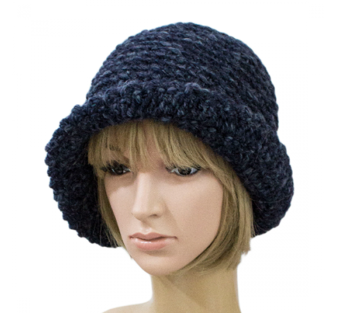 Cloche hat pattern woman